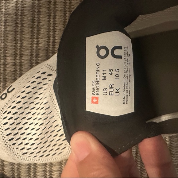 Mens On Cloud size 11 green, white and black - Picture 4 of 4